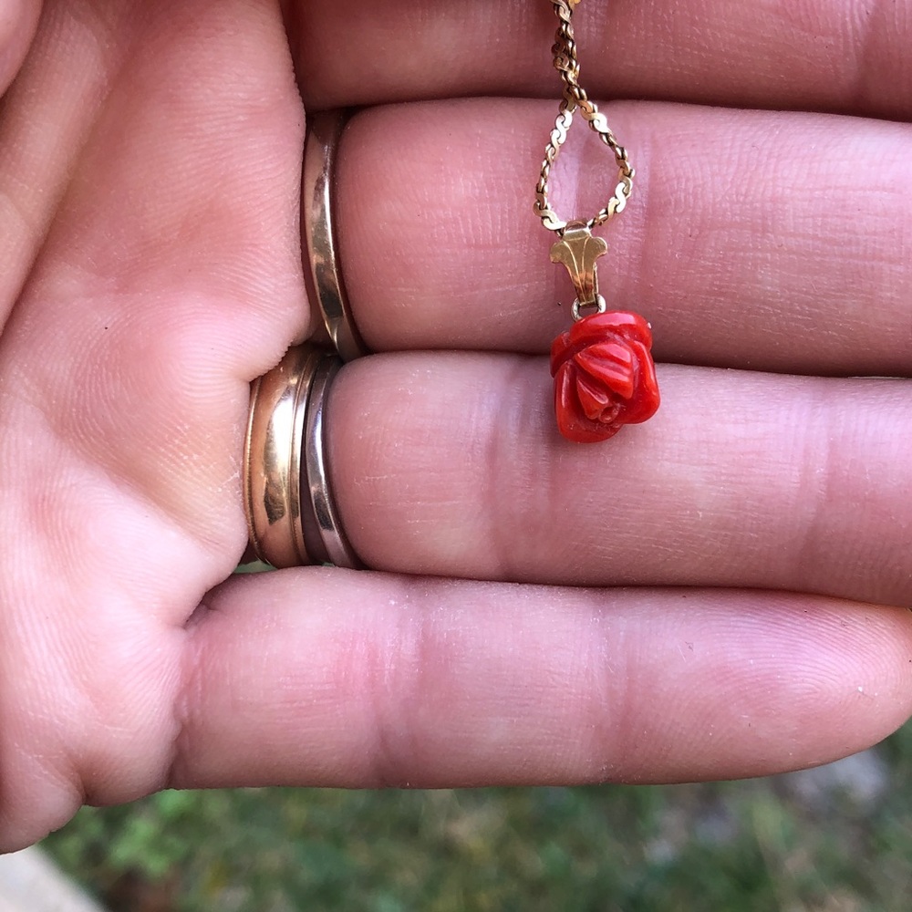 Victorian coral rose charm - Picture 5 of 10